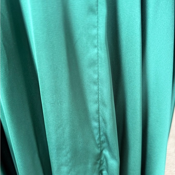 Elegant Green Long Sleeve Evening Gown - Picture 17 of 17